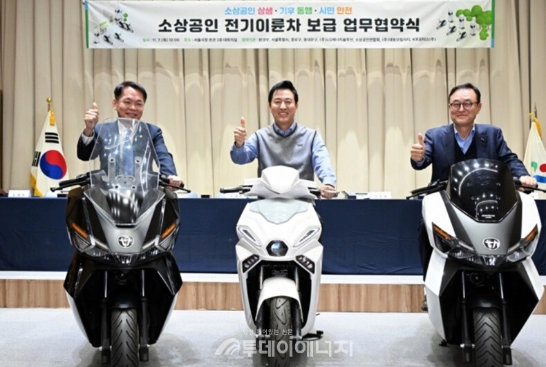 오세훈 서울시장(가운데)이 지난해 11월 7일 ‘소상공인 전기이륜차 보급 업무협약식’에서 전기이륜차를 시승하고 있다./ 서울시 제공
