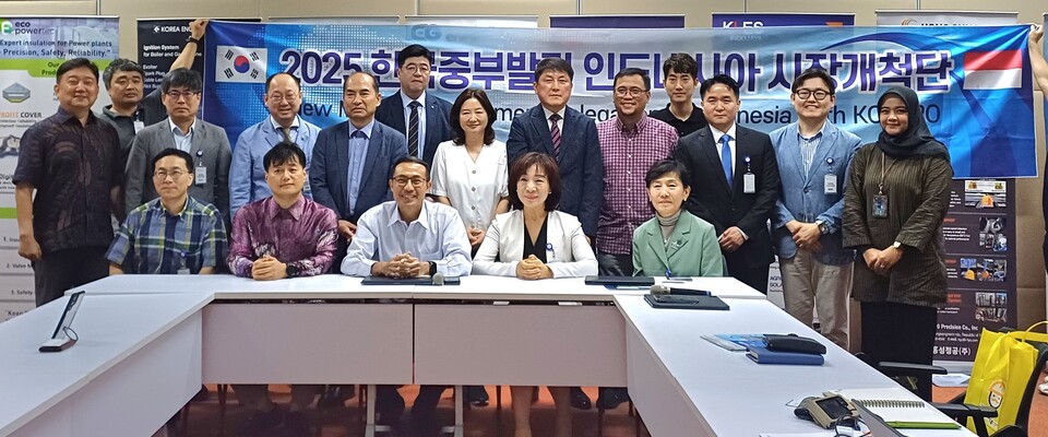 한국중부발전 한경수 동반성장부장, 해동진 회장사 조선영 대표, 인도네시아 PLN IPS Hari Cahyono 사장 등이 면담 후 기념촬영을 하고 있다. /중부발전 제공