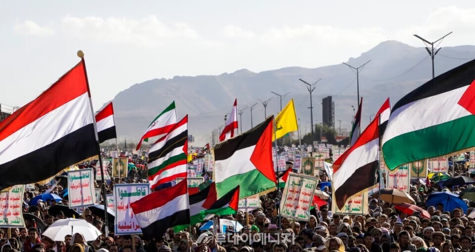 올해 1월 10일 예멘 사나에서 열린 '反 이스라엘 집회'에서 후티 지지자들이 팔레스타인과 예멘 국기를 흔들고 있다./출처 VOA
