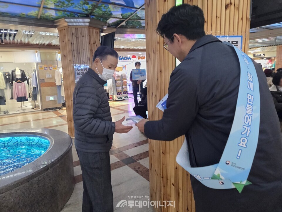 금강유역환경청은 19일 오후 대전 중앙로 지하상가에서 대전시와 함께 봄철 고농도 미세먼지 대응 합동 캠페인을 진행했다고 밝혔다. / 금강유역환경청 제공