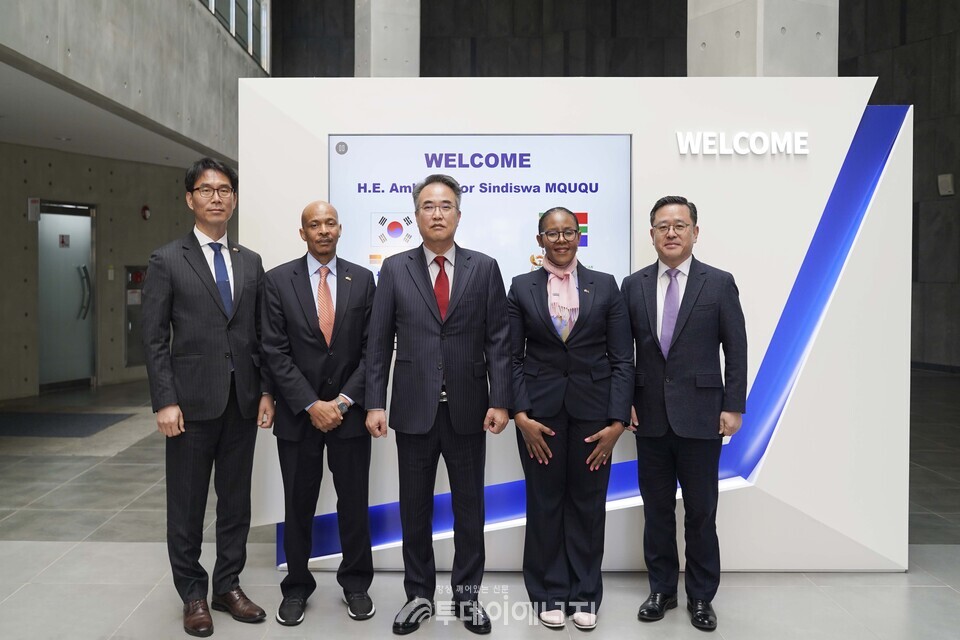 대한전선과 주한 남아공 대사관의 관계자들이 기념 사진을 촬영하고 있다. 왼쪽부터 진광수 주한 남아공 대사관 상무관, 툴라니 니엠베 정치참사관, 송종민 대한전선 부회장, 신디스와 음쿠쿠 주한 남아공 대사, 백승 대한전선 경영관리실장 상무./대한전선 제공