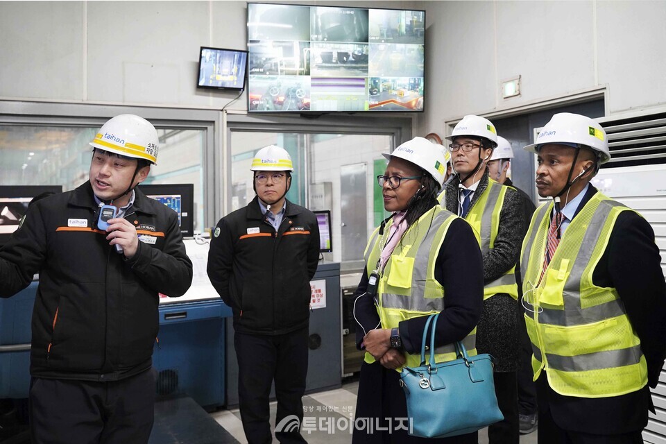 대한전선이 주한 남아공 대사관 관계자에게 당진케이블공장에 대해 설명을 하고 있다./대한전선 제공