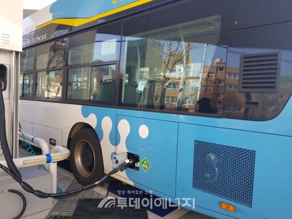 충전을 위해 대기 중인 부산시 수소전기버스(기사와 무관)./투데이에너지