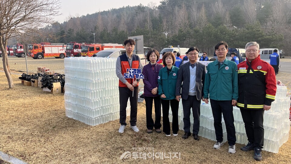 경동도시가스가 3월25일 산불 피해 지원에 나섰다. (가운데 좌측 : 최영희 울산시 행정국장, 가운데 우측 : 김인석 경동도시가스 기획관리부문장). /경동도시가스 제공