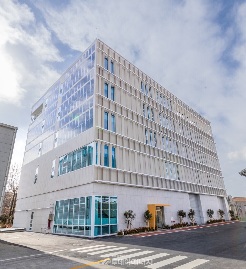 한국전기연구원이 25일 문을 연 국내 최대 규모의 ‘AI CNC 실증센터’./한국전기연구원 제공