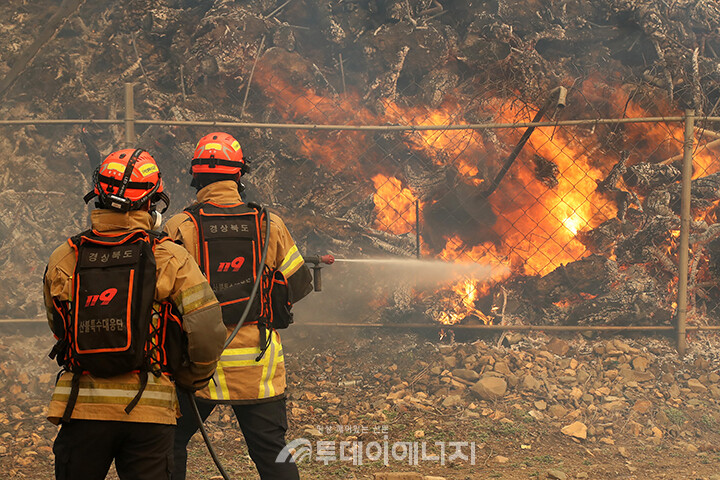 경북 의성 산불 현장에서 진화대원들이 불길을 잡느라 고군분투하고 있다./출처 대한민국 정책 브리핑