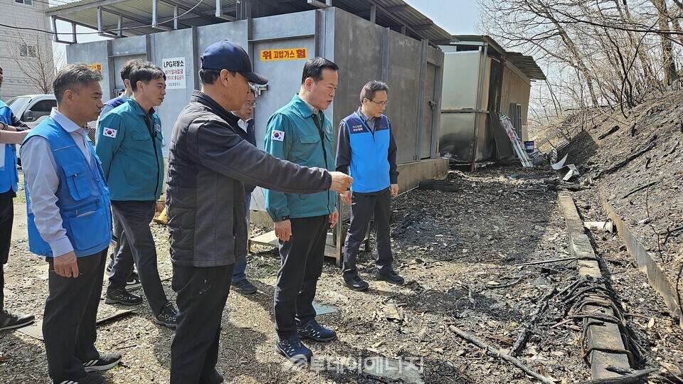 박경국 가스안전공사 사장(오른쪽에서 맨 앞줄 가운데)이 경북 의성군 소재 가스시설을 방문해 현장 관계자의 설명을 듣고 있다./한국가스안전공사 제공