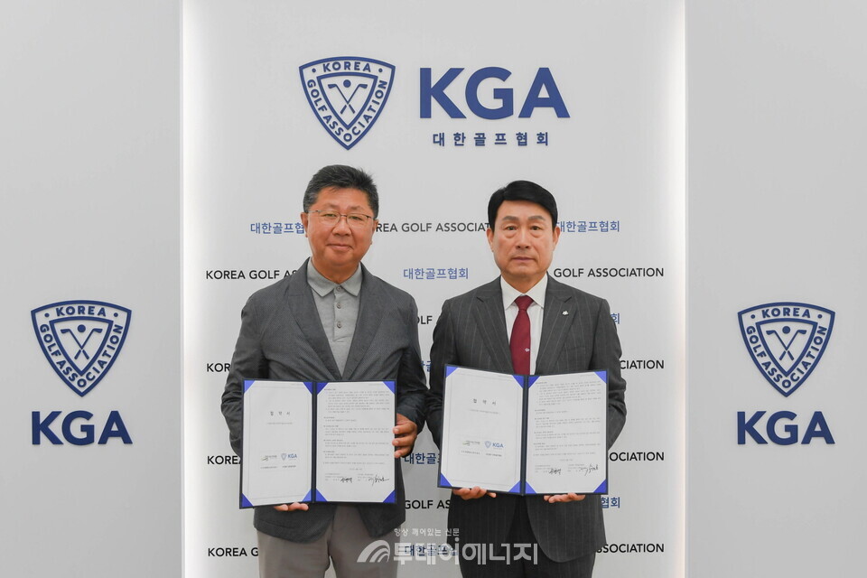 대한골프협회 강형모 회장(왼쪽)과 수도권매립지관리공사 송병억 사장이 25일 ‘드림파크배 아마추어골프선수권대회’ 개최를 위한 협약을 체결했다. / 제공