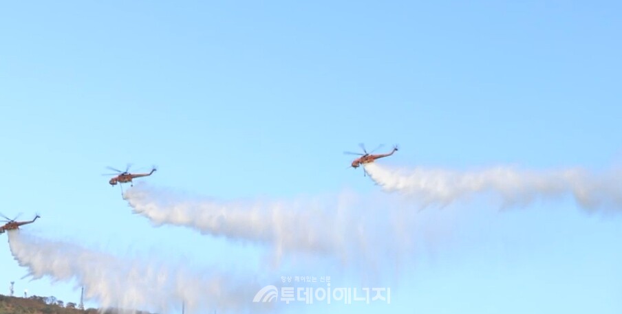 소방헬기들이 산불 진화를 위해 물을 뿌리며 비행하고 있다./출처 KTV 국민방송