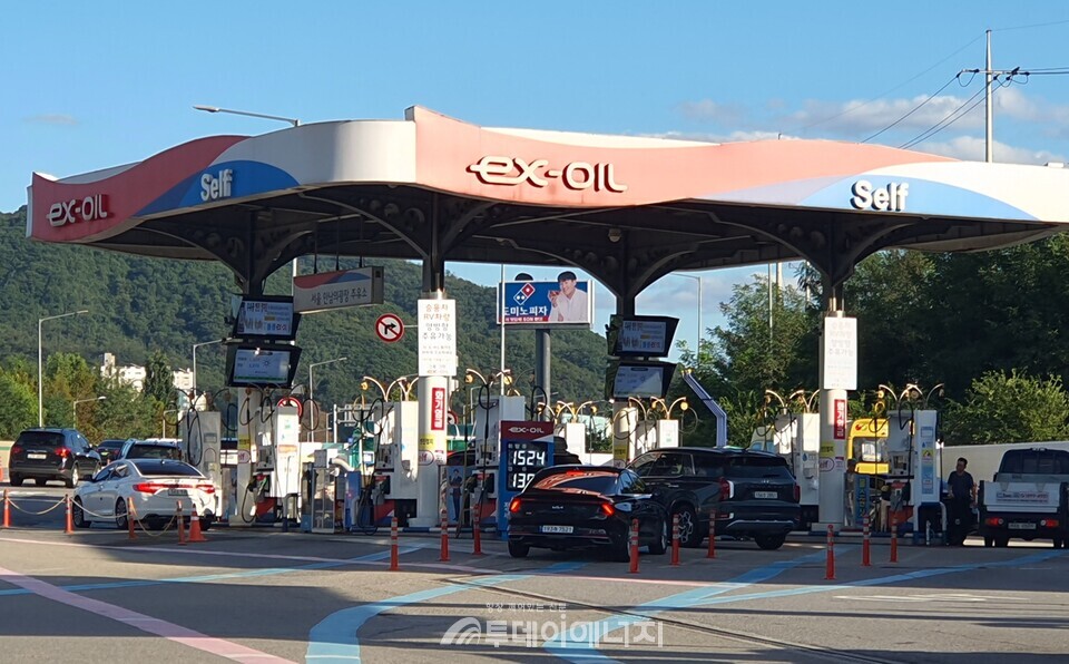 산에 인접한 고속도로 휴게소 내 주유소에서 차량이 주유하고 있다./신영균 기자