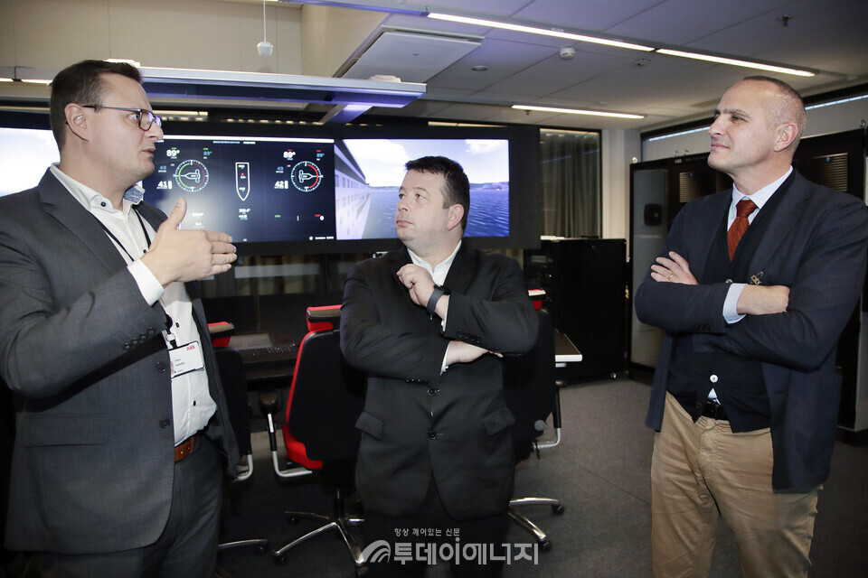 핀란드 헬싱키의 CMA CGM의 마린 하우스 시뮬레이터 룸에서 양사 관계자들이 토론하고 있다./ABB 제공