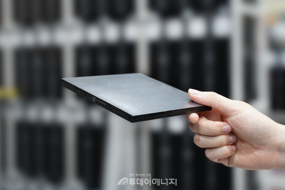 스탠다드에너지가 세계 최초로 개발한 얇고 가벼운 바나듐 이온 배터리 셀 사진./스탠다드에너지 제공