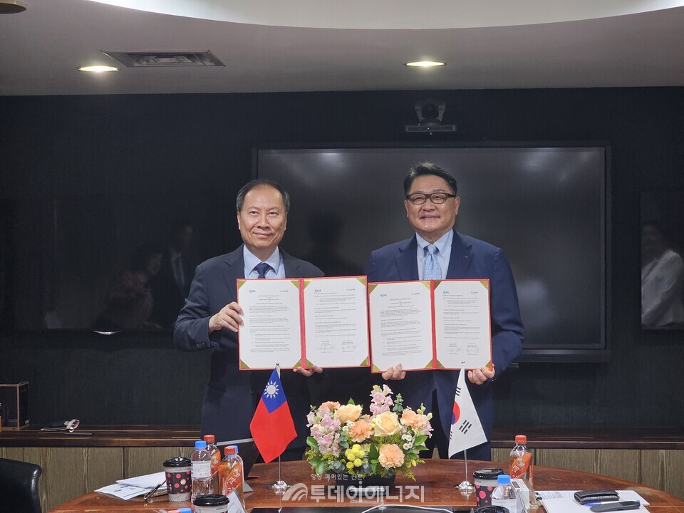 구자균 한국스마트그리드협회 회장(우)과 장웬공 대만스마트그리드산업협회 회장(좌)이 상호 협력 강화를 위한 MOU를 체결한후 기념촬영을 했다./한국스마트그리드협회 제공