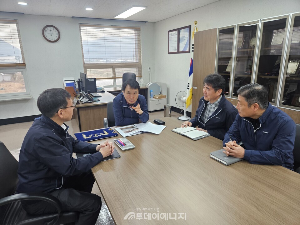 28일 한국전기안전공사 남화영(사진 왼쪽 두번째) 사장과 관계자들이 산불 피해지역 주민 지원 방안을 논의하고 있다./한국전기안전공사 제공