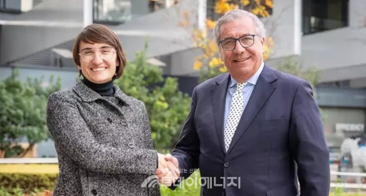 스페인 에너지 기업 렙솔과 이탈리아 자동차 제작사 에보 관계자가 'LPG 차량 보급 확대 협약 체결'을 기념하며 악수하고 있다./대한LPG협회 제공