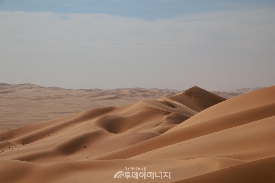 알제리 남동부에 위치한 타실리 나제르 국립공원 인근  광대한 사막 모래언덕 지형 '아드메르 사구'/픽사베이