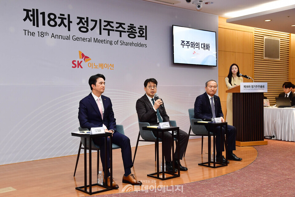 박상규 SK이노베이션 대표이사 사장(가운데)과 추형욱 SK이노베이션 E&S 사장(왼쪽), 이석희 SK온 사장(오른쪽) 등 SK이노베이션 경영진들이 28일 서울 종로구 SK서린빌딩 수펙스홀에서 열린 ‘주주와의 대화’에서 주주들과 경영 현안에 대해 소통하고 있다./SK이노베이션 제공