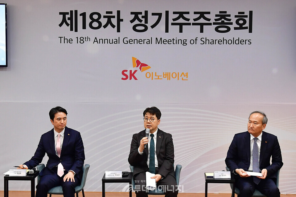 박상규 SK이노베이션 대표이사 사장(가운데)과 추형욱 SK이노베이션 E&S 사장(왼쪽), 이석희 SK온 사장(오른쪽) 등 SK이노베이션 경영진들이 28일 서울 종로구 SK서린빌딩 수펙스홀에서 열린 ‘주주와의 대화’에서 주주들과 경영 현안에 대해 소통하고 있다./SK이노베이션 제공
