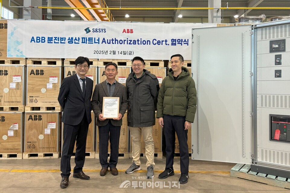 ABB는 에스엔시스와 ABB 저압 배전반 솔루션인 ‘System Pro E Power (시스템 프로 E 파워)’ 보급에 대한 공인 파트너십을 체결하고 제품 교육과 파트너사 인증 수여식을 가졌다. 왼쪽부터 이상훈 본부장, 강상윤 에스엔시스 생산운영센터 상무,  데이비드 로우(David Low) ABB 시장개발매니저, 구은진 ABB 시장개발매니저./ABB 제공