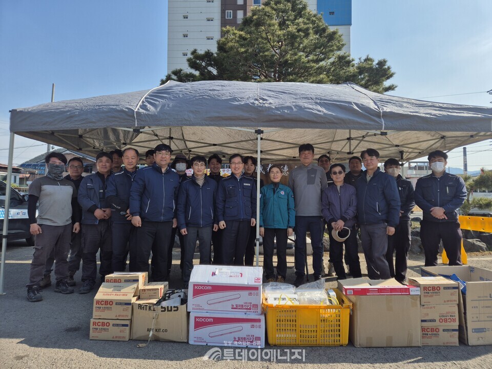 1일 배계섭(사진 가운데) 한국전기안전공사 안전이사와 관계자들이 영남권산불 피해지역 전기설비 점검에 나서기 전 기념촬영을 하고 있다./한국전기안전공사 제공