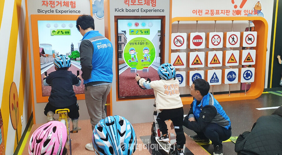 미래엔서해에너지 한마음봉사단이 어린이 교통안전교육 봉사활동을 실시하고 있다. /미래엔서해에너지 제공