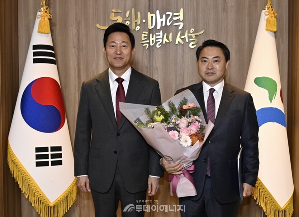 오세훈 서울시장(왼쪽)과 황보연 서울에너지공사 사장이 임명장 수여식 사진. 왼쪽부터 오세훈 서울시장, 황보연 서울에너지공사 사장.