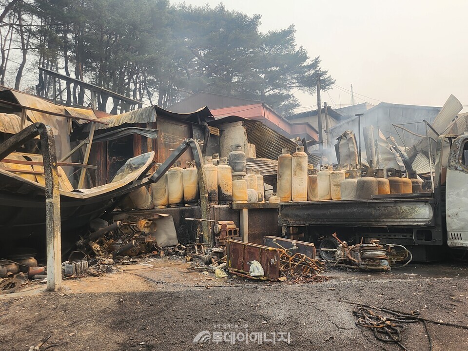 경북 영덕군 신안리마을로 번진 산불로 인해 트럭에 적재한 LPG용기가 전소한 모습/한국LPG사업관리원 제공