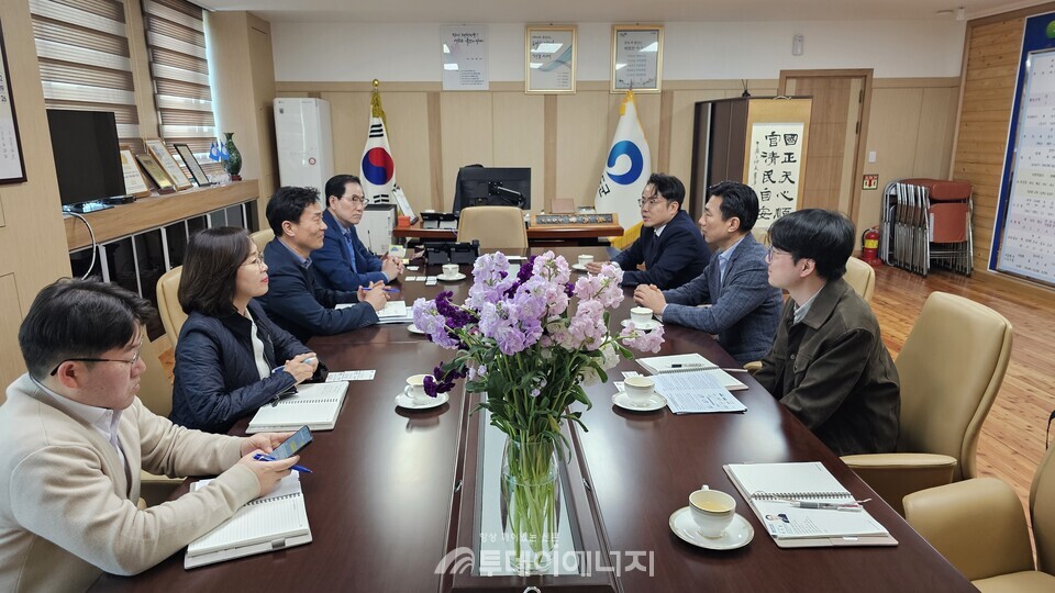 해양환경공단은 지난 3일 완도군청을 방문해 2050 탄소중립 실현을 위한 해조류 블루카본 국제인증 및 탄소배출권 거래제 구축 관련 업무협의를 실시했다. / 한국해양환경공단 제공