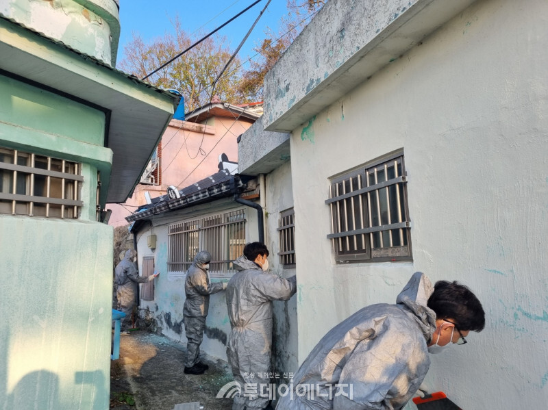 지난해 한숲봉사단이 여수 지역에서 시설 수리 봉사활동을 진행하는 모습/DL케미칼 제공