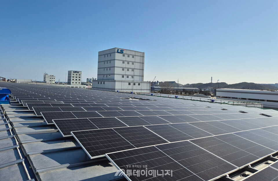 LS전선 동해 사업장에 설치 된 태양광 발전 시스템./LS전선 제공