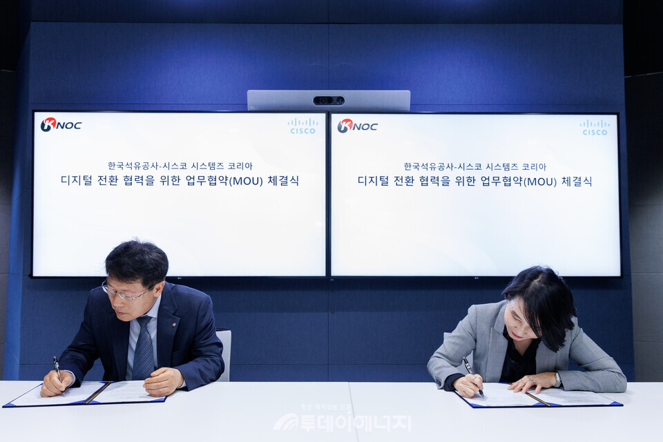 신용화 석유공사 경영지원본부장(왼쪽)과 최지희 시스코코리아 대표가 디지털 전환을 위한 업무 협약서에 서명하고 있다./한국석유공사 제공