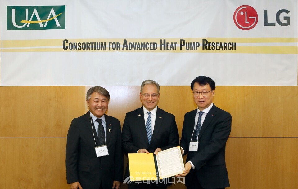 LG전자가 최근 미 알래스카주 앵커리지에서 냉난방공조(HVAC)제품에 적용할 히트펌프 기술 개발을 위한 컨소시엄을 발족했다.(좌로부터) 윤태봉부사장, 숀 파넬 앵커리지대 총장, 이제성 부사장/LG전자 제공