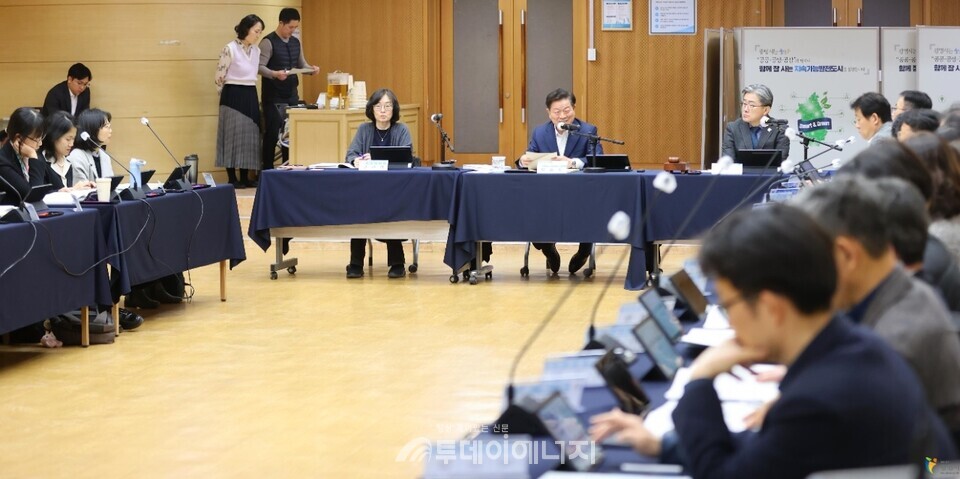 지난달 28일 시청 대회의실에서 2025년 제1회 탄소중립녹색성장위원회가 진행되고 있다. / 광명시 제공