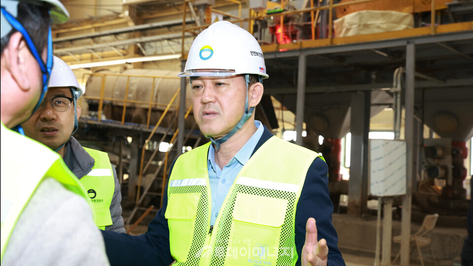 8일 한국환경공단 임상준 이사장(왼쪽에서 3번째)은 경기도 안성 폐비닐처리시설을 방문해 안전 최우선 일터 조성을 위한 현장 안전경영을 실시했다. / 한국환경공단 제공
