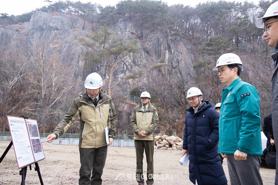김완섭 환경부 장관이 지난 1월 충남 공주시 계룡산국립공원 내 학바위 우회로 공사현장을 점검하고 있다. / 환경부 제공