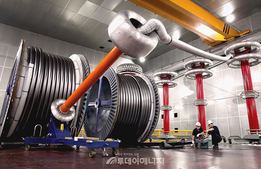 LS전선 직원이 구미 공장에서 초고압 케이블을 테스트하고 있다./LS전선 제공