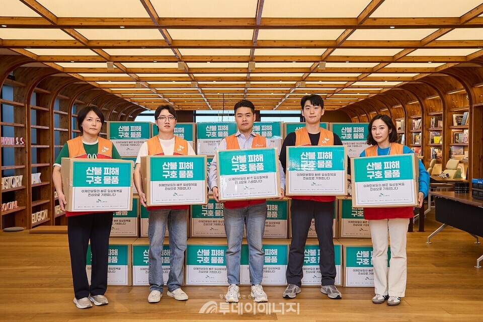 SK이노베이션 계열 구성원들이 경북 산불 피해 이재민들에게 전달할 생필품 키트를 제작하는 봉사활동을 진행하며 기념 촬영하고 있다./SK이노베이션 제공