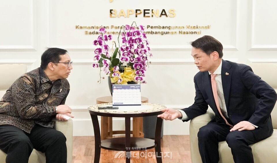 지난 9일(현지시간) 인도네시아 자카르타에서 이병화 차관과 인도네시아 국가개발기획부 페브리안 알피얀토 루디야르 차관이 양자면담을 하고 있다. / 환경부 제공