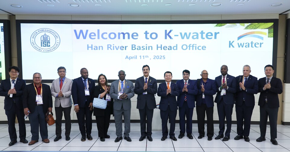 한국수자원공사를 방문한 국제국회의장회의 대표단. 이들은 글로벌 물 문제 해결을 위한 협력 방안을 모색했다. /한국수자원공사 제공