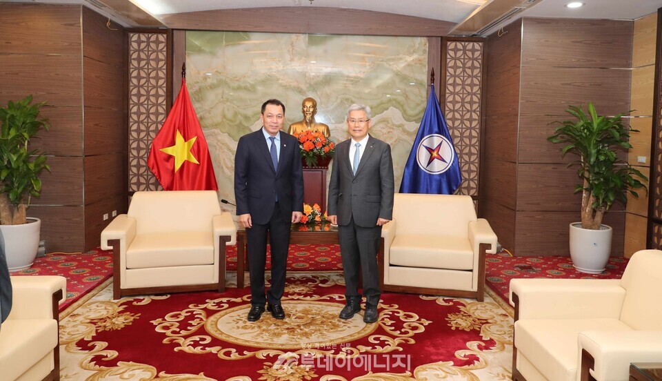 베트남전력공사(EVN) 회장(왼쪽)과 김동철 한전 사장(오른쪽)이 면담 후 기념촬영을 했다./한국전력 제공