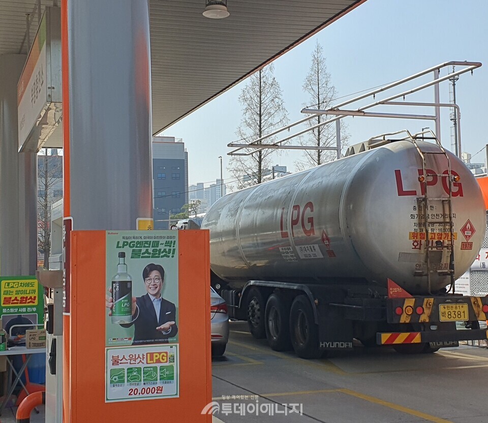 LPG 충전소에 탱크로리가 정차해 있다./신영균 기자