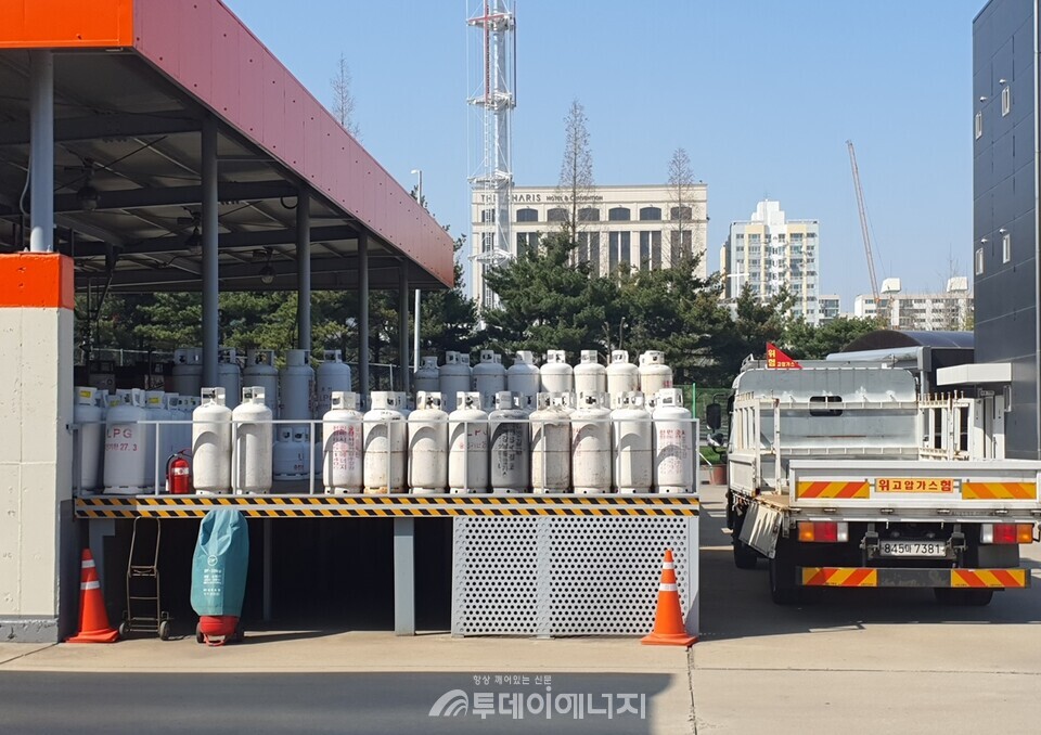 LPG 용기들이 운반을 앞두고 정리돼 있다./신영균 기자