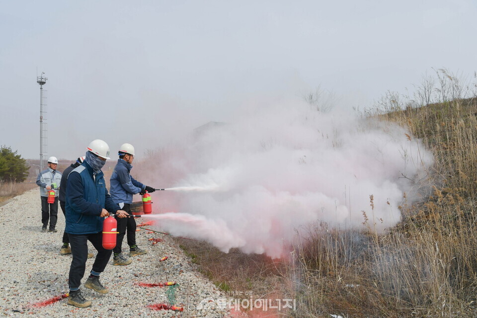 수도권매립지관리공사는 지난 16일 제3매립장 북측 제방 일대에서 대형 화재 발생을 가정한 ‘재난 대응 합동 소방훈련’을 실시했다고 밝혔다./ 수도권매립지관리공사 제공