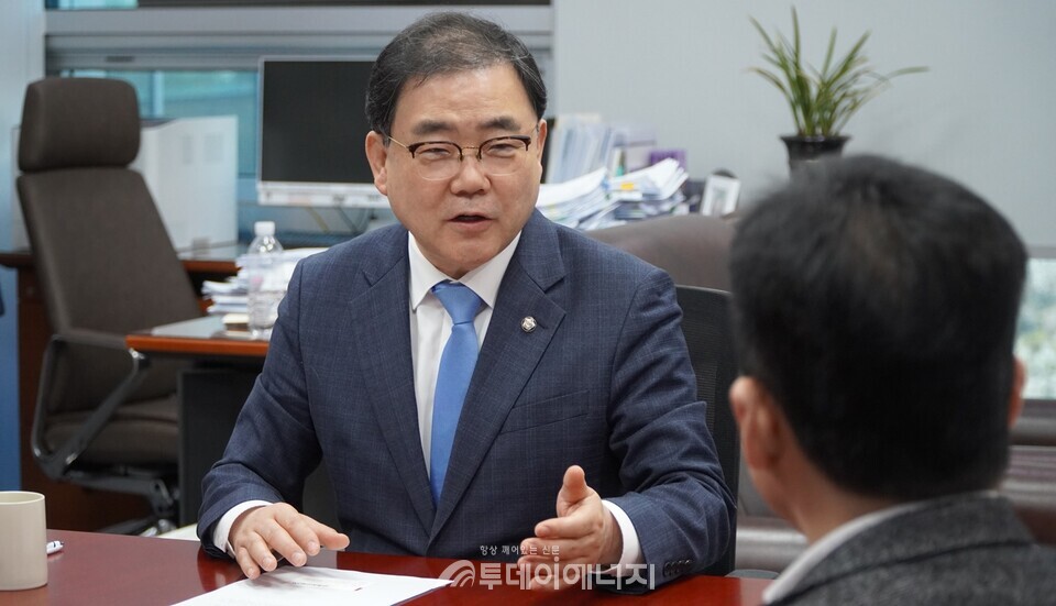 허성무 의원이 투데이에너지와 인터뷰하고 있다. / 윤철순 기자