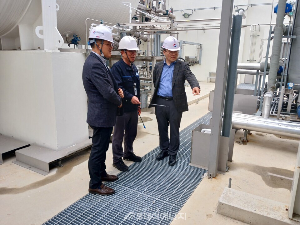 서원석 가스안전공사 안전관리이사(오른쪽)와 이헌목 가스안전공사 부산광역본부 본부장(왼쪽)이 가스 안전 실태를 점검하고 있다./한국가스안전공사 부산광역본부 제공