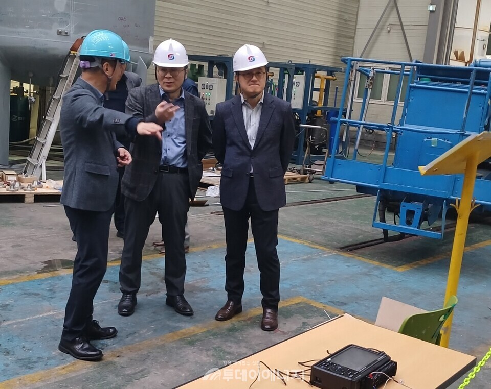 서원석 가스안전공사 안전관리이사(가운데)와 이헌목 가스안전공사 부산광역본부 본부장(오른쪽)이 가스 안전 실태를 점검하고 있다./한국가스안전공사 부산광역본부 제공