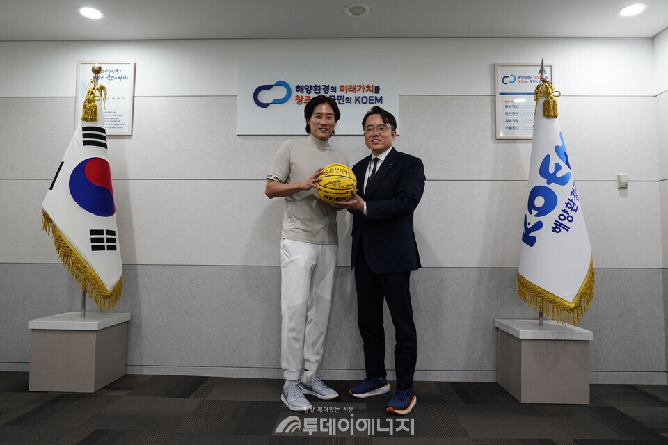 영원한 코트의 황태자’로 대중에게 사랑받고 있는 우지원이 17일 해양환경공단을 방문했다. / 해양환경공단 제공