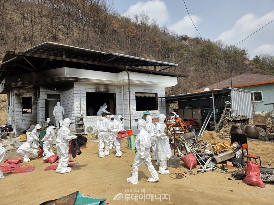 대구지방환경청 직원들이 의성군 점곡면 일대에서 봉사활동을 실시했다. / 대구지방환경청 제공