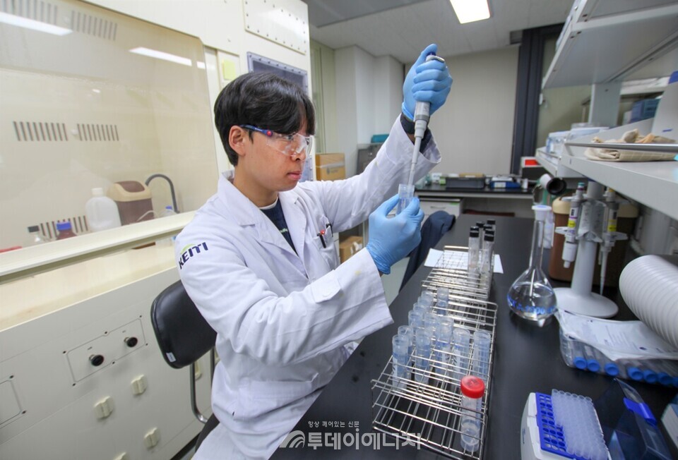 시험분석 장면. / 한국환경산업기술원 제공