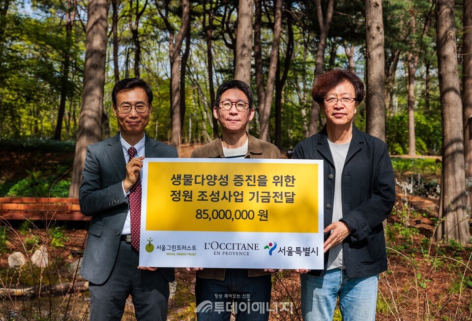 왼쪽부터 이수연 서울시 정원도시국장, 김승빈 록시땅코리아 지사장, 조경진 서울그린트러스트 이사가 21일 매헌시민의숲에 위치한 ‘록록정원’ 개장식에서 기념 촬영을 하고 있다. / 서울그린트러스트 제공